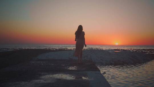 夕阳背影、唯美夕阳、情绪女孩、海边剪影