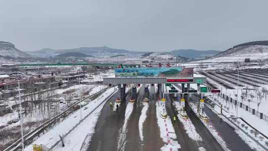 航拍雪后山区高速路