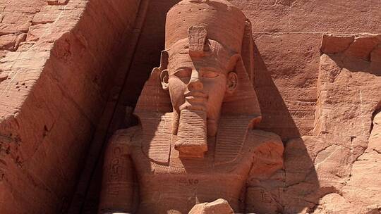 埃及神庙的巨型石雕