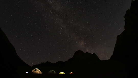 山中星空的时间流逝。星空下的登山者营地。