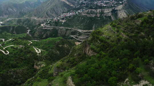 层层叠叠的山地景观，郁郁葱葱的绿色斜坡和