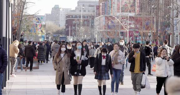 8k正面实拍街道上的人流