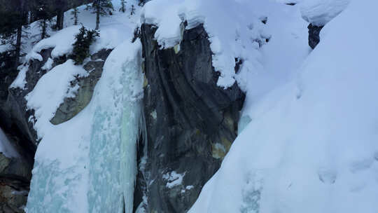 冬季悬崖冻冰