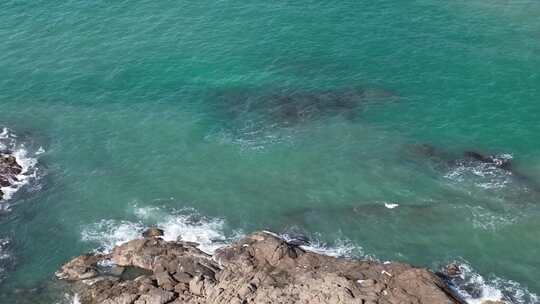 岩石海岸和绿松石海水的鸟瞰图