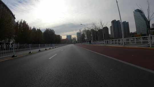 汽车行车视角秋天天津城市超广角车载拍摄