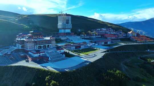 山间大型建筑群落鸟瞰全景