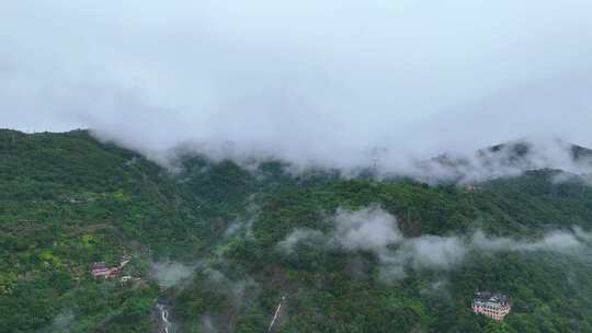 云雾中的大山