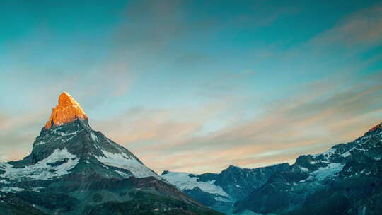 瑞士马特宏峰阿尔卑斯山雪峰滑雪延时日出黎明视频素材模板下载