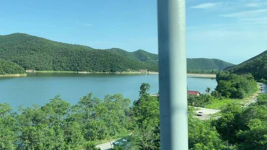 地铁行驶中的窗外景色