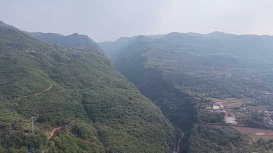 巍峨大山山谷航拍