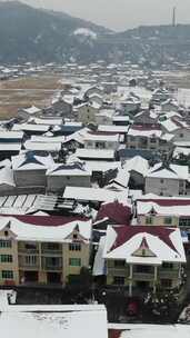 竖版航拍美丽乡村冬天雪景