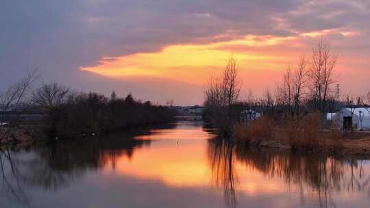 航拍乡村振兴龙型丁达尔光效河流鸟群夕阳