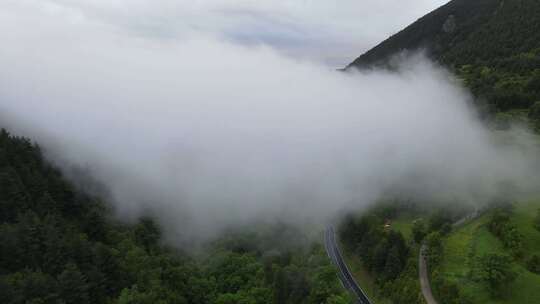 雨雾缭绕的大山公路视频素材模板下载