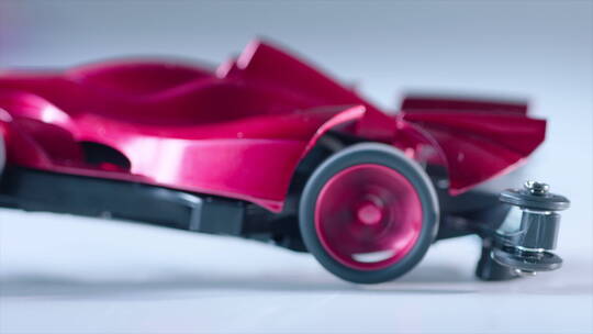 红色跑车车模 车身旋转 后轮高速旋转特写
