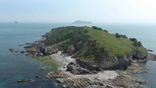 4K航拍大连付家庄海边对面海岛风景