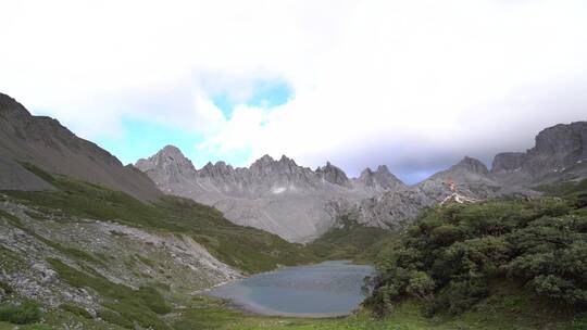 高山湖泊湖畔雪山