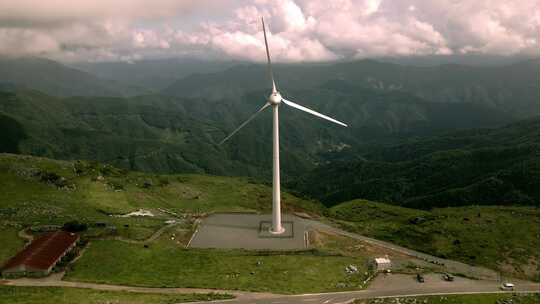 高山上的风力发电机俯瞰全景