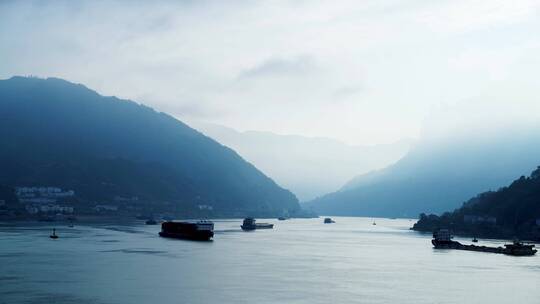 清晨船队行驶在长江三峡西陵峡