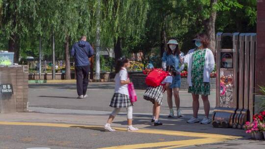 小学生早晨上学老师测温