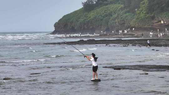 涠洲岛海边游客