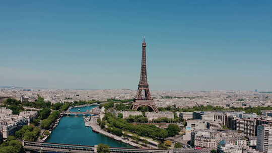 巴黎埃菲尔铁塔和塞纳河令人惊叹的鸟瞰图视频素材模板下载