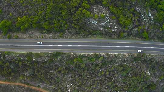 车辆在乡村公路上行驶的鸟瞰图