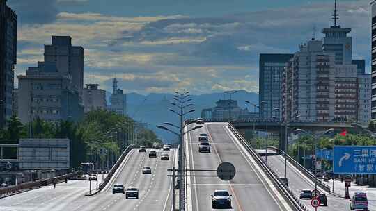 北京蓝天白云三环路道路车流川流不息