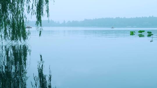 杭州西湖旅游景区自然风光与湖上划船