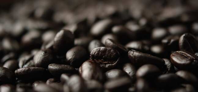 深色烘焙咖啡豆的特写