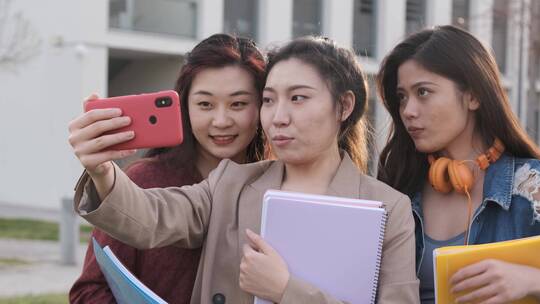 大学生在外面用手机自拍视频素材模板下载