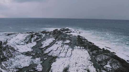 航拍被大雪覆盖的海岸