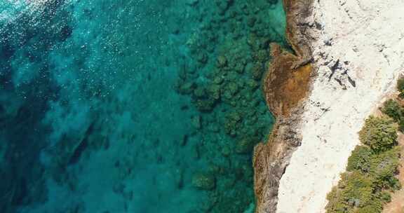 从悬崖上鸟瞰绿松石海。卡帕斯半岛的最后一点——扎费尔·布尔努角，