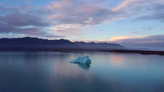冰冷海水中的小冰川，背景空中有山