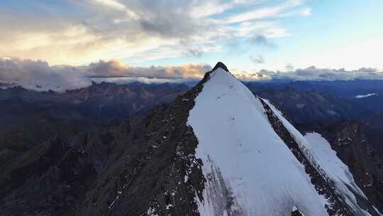 航拍川西贡嘎山卫峰乌库楚雪山风光