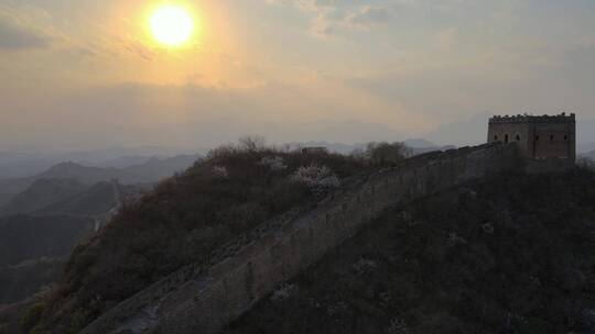 航拍夕阳下的金山岭长城