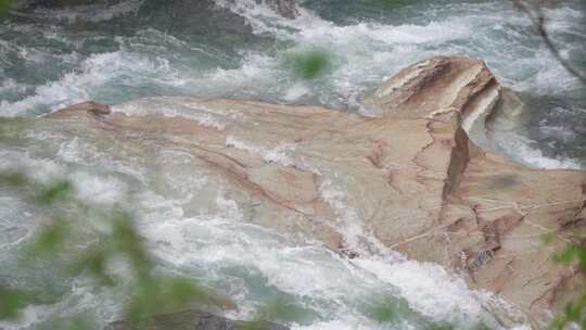 雨天的河流慢动作