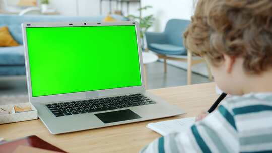 绿屏，笔记本电脑，写作，学习