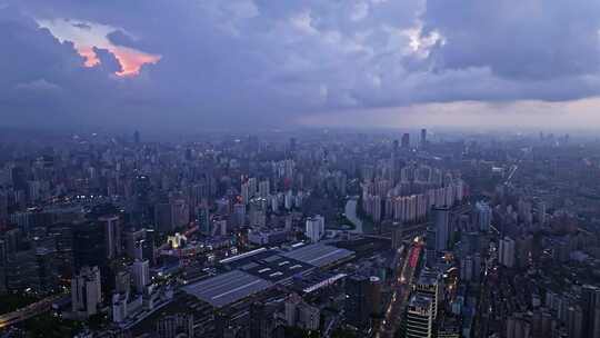 航拍暴风雨前的上海黑云压城乌云密布