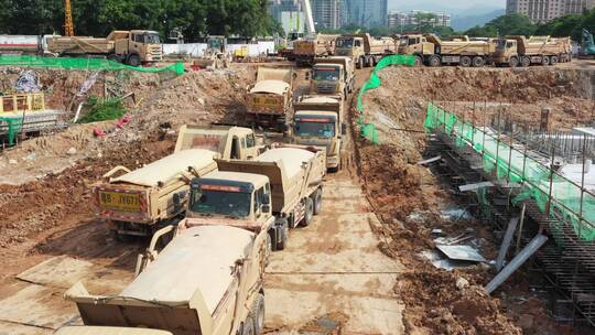 航拍泥头车工地装土道路上行驶