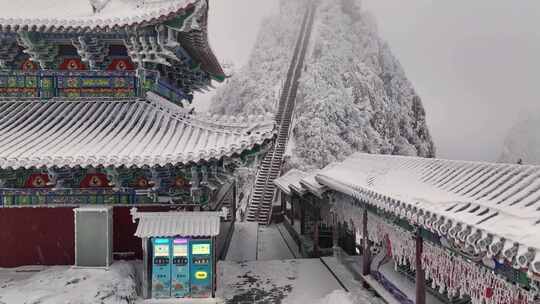 洛阳老君山金顶建筑屋檐雪后冰冻