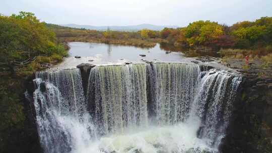 航拍黑龙江省牡丹江市镜泊湖吊水楼瀑布秋景