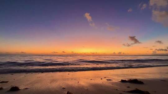 夕阳下海浪沙滩