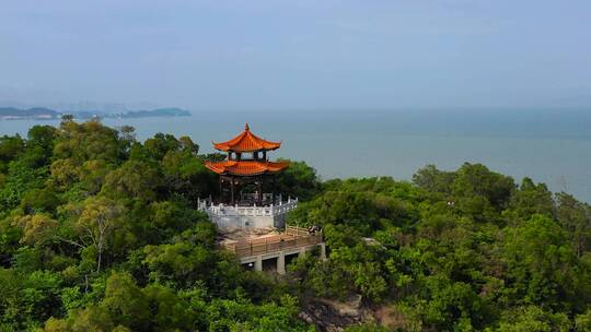 观海凉亭吹海风2