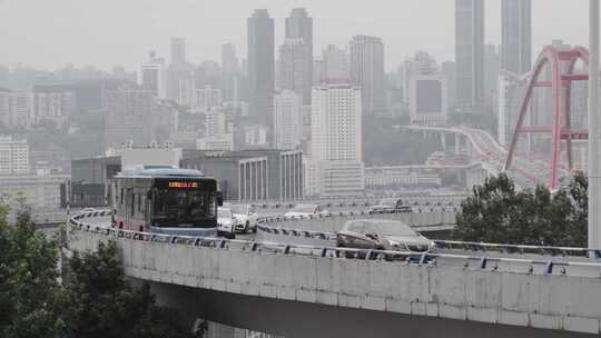 一辆行驶在高架桥上的公交车