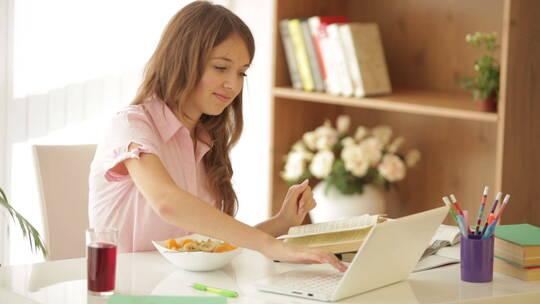女孩使用笔记本电脑学习视频素材模板下载