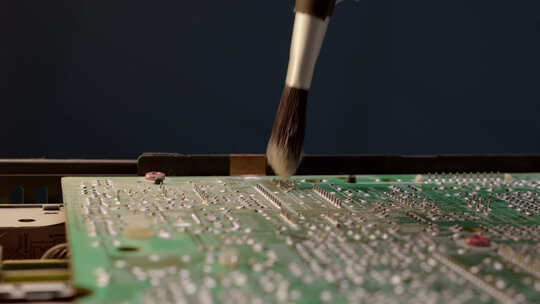 电子服务中心的工人清除旧大芯片上的灰尘