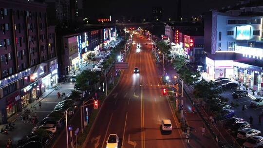 城市夜晚灯火通明的街道