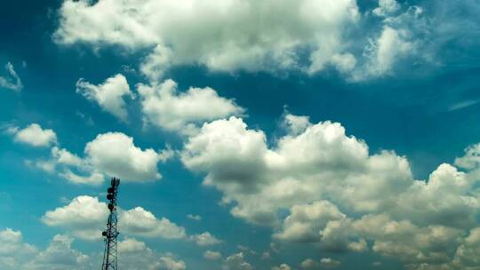 广播塔上空蓬松的云彩