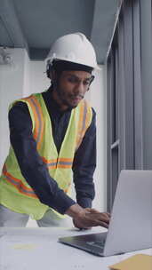 工头使用对讲机与建筑工人团队沟通