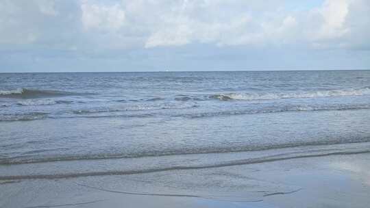 蓝天白云下广西北海大海沙海岸线风景风光